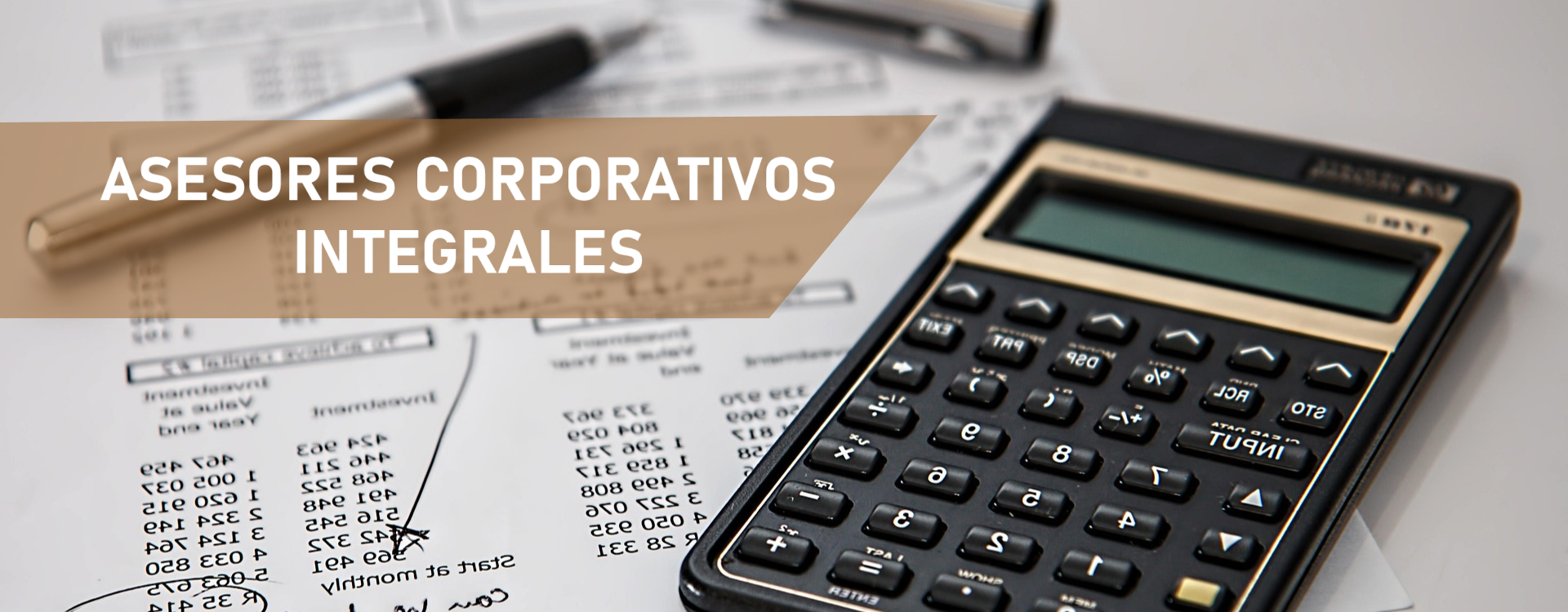 Foto de una calculadora con el texto Asesores Corporativos Integrales