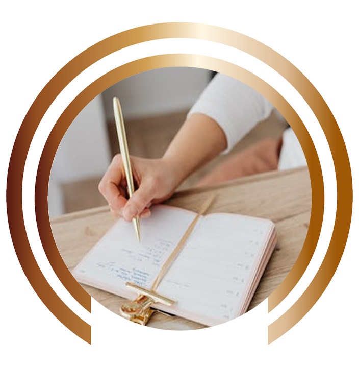 imagen circular de una mujer escribiendo